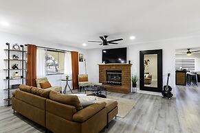 Sky Harbor House - Centrally Located W/hot Tub 3 Bedroom Home by RedAw