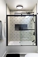 Sky Harbor House - Centrally Located W/hot Tub 3 Bedroom Home by RedAw