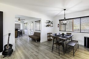 Sky Harbor House - Centrally Located W/hot Tub 3 Bedroom Home by RedAw