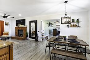 Sky Harbor House - Centrally Located W/hot Tub 3 Bedroom Home by RedAw