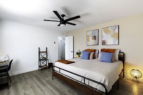 Sky Harbor House - Centrally Located W/hot Tub 3 Bedroom Home by RedAw