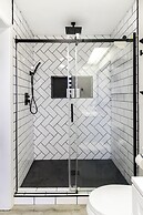 Sky Harbor House - Centrally Located W/hot Tub 3 Bedroom Home by RedAw