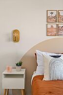 Modern Desert Escape - Fire Pit, Bbq And Design! 3 Bedroom Home by Red