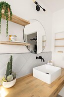 Modern Desert Escape - Fire Pit, Bbq And Design! 3 Bedroom Home by Red