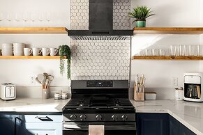 Modern Desert Escape - Fire Pit, Bbq And Design! 3 Bedroom Home by Red