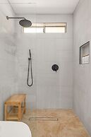 Modern Desert Escape - Fire Pit, Bbq And Design! 3 Bedroom Home by Red