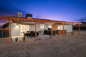 Modern Desert Escape - Fire Pit, Bbq And Design! 3 Bedroom Home by Red