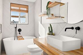 Modern Desert Escape - Fire Pit, Bbq And Design! 3 Bedroom Home by Red