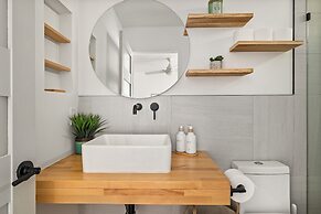 Modern Desert Escape - Fire Pit, Bbq And Design! 3 Bedroom Home by Red