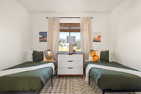 Modern Desert Escape - Fire Pit, Bbq And Design! 3 Bedroom Home by Red