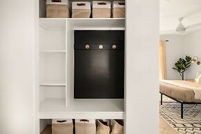 Modern Desert Escape - Fire Pit, Bbq And Design! 3 Bedroom Home by Red