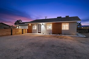 Modern Desert Escape - Fire Pit, Bbq And Design! 3 Bedroom Home by Red