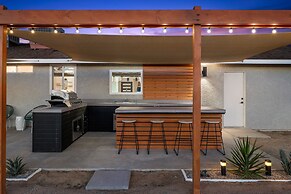 Modern Desert Escape - Fire Pit, Bbq And Design! 3 Bedroom Home by Red
