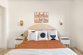 Modern Desert Escape - Fire Pit, Bbq And Design! 3 Bedroom Home by Red