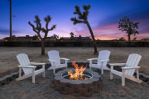 Modern Desert Escape - Fire Pit, Bbq And Design! 3 Bedroom Home by Red