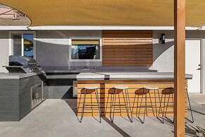 Modern Desert Escape - Fire Pit, Bbq And Design! 3 Bedroom Home by Red