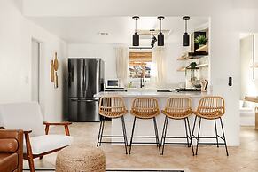 Modern Desert Escape - Fire Pit, Bbq And Design! 3 Bedroom Home by Red