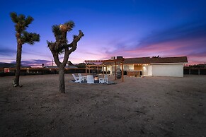 Modern Desert Escape - Fire Pit, Bbq And Design! 3 Bedroom Home by Red