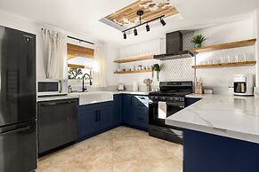 Modern Desert Escape - Fire Pit, Bbq And Design! 3 Bedroom Home by Red