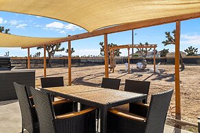 Modern Desert Escape - Fire Pit, Bbq And Design! 3 Bedroom Home by Red