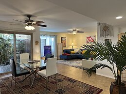 Goldie's 30 Day Minimum 1 Bedroom Condo by RedAwning