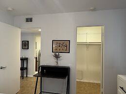 Goldie's 30 Day Minimum 1 Bedroom Condo by RedAwning