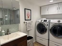 Goldie's 30 Day Minimum 1 Bedroom Condo by RedAwning