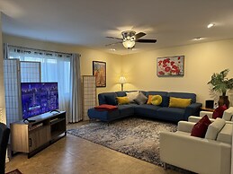 Goldie's 30 Day Minimum 1 Bedroom Condo by RedAwning