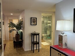 Goldie's 30 Day Minimum 1 Bedroom Condo by RedAwning