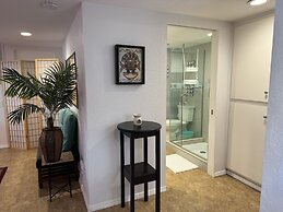 Goldie's 30 Day Minimum 1 Bedroom Condo by RedAwning