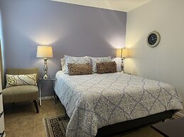 Goldie's 30 Day Minimum 1 Bedroom Condo by RedAwning