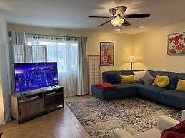 Goldie's 30 Day Minimum 1 Bedroom Condo by RedAwning