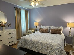 Goldie's 30 Day Minimum 1 Bedroom Condo by RedAwning