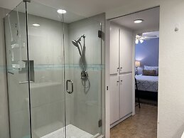 Goldie's 30 Day Minimum 1 Bedroom Condo by RedAwning