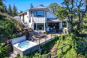 Cliffside Oasis 4 Bedroom Home