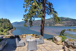 Cliffside Oasis 4 Bedroom Home