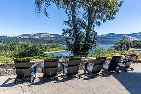 Cliffside Oasis 4 Bedroom Home