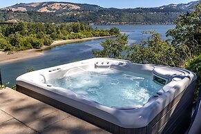 Cliffside Oasis 4 Bedroom Home