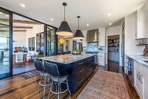 Cliffside Oasis 4 Bedroom Home