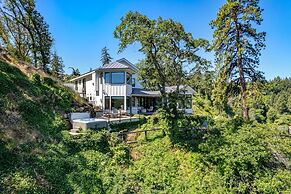 Cliffside Oasis 4 Bedroom Home