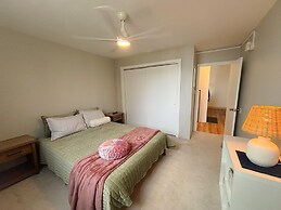 Private Two Bedroom Waikiki Getaway 2 Condo by RedAwning