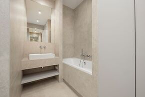 Warsaw Apartment With Parking by Renters