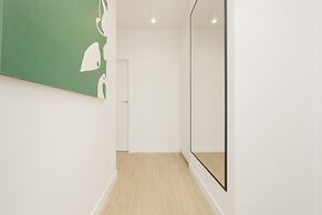 Warsaw Apartment With Parking by Renters