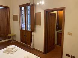 Sdrucciolo dei Pitti First Floor