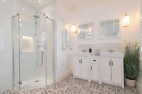 Gloucester Place Townhouse with Hot Tub