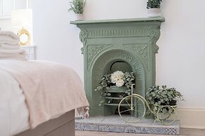 Gloucester Place Townhouse with Hot Tub