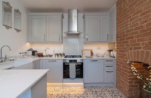 Gloucester Place Townhouse with Hot Tub