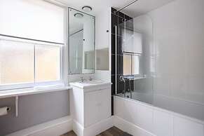 The Fulham Asylum - Modish 2bdr Flat With Patio