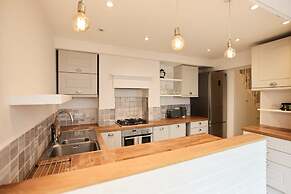 The Fulham Asylum - Modish 2bdr Flat With Patio