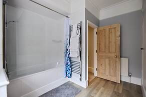 The Fulham Asylum - Modish 2bdr Flat With Patio